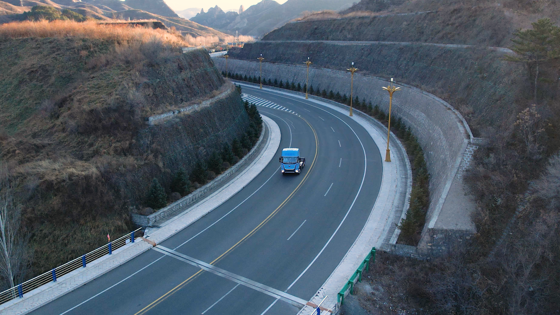 宇通重卡T系列牵引车再交付！助力承德打造绿色运输新生态